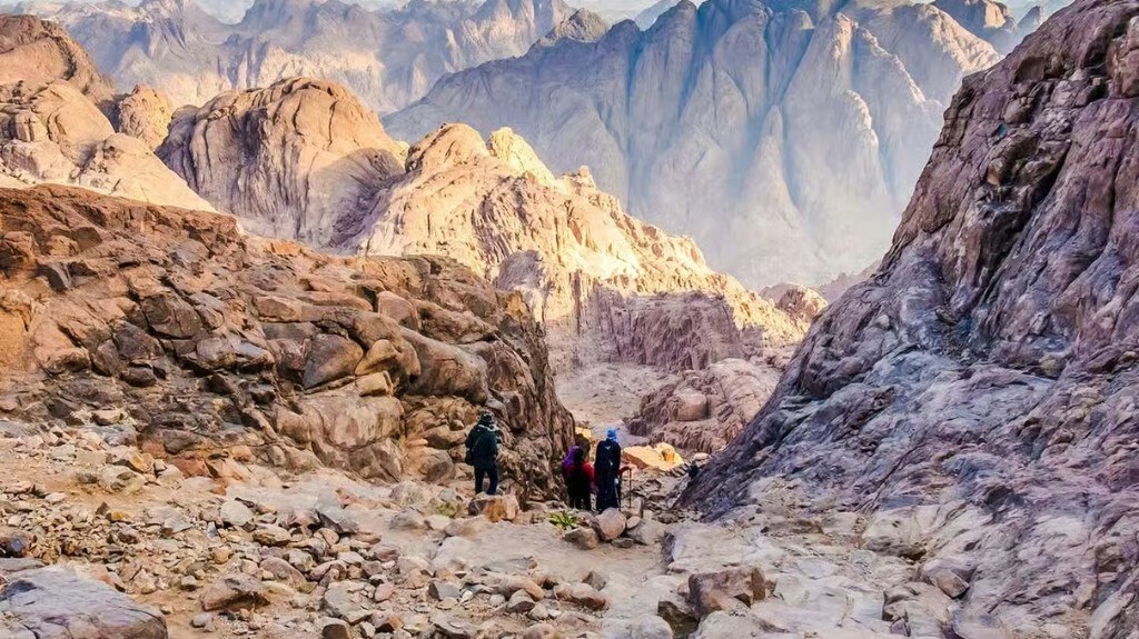 Hiking Mount Moses trail